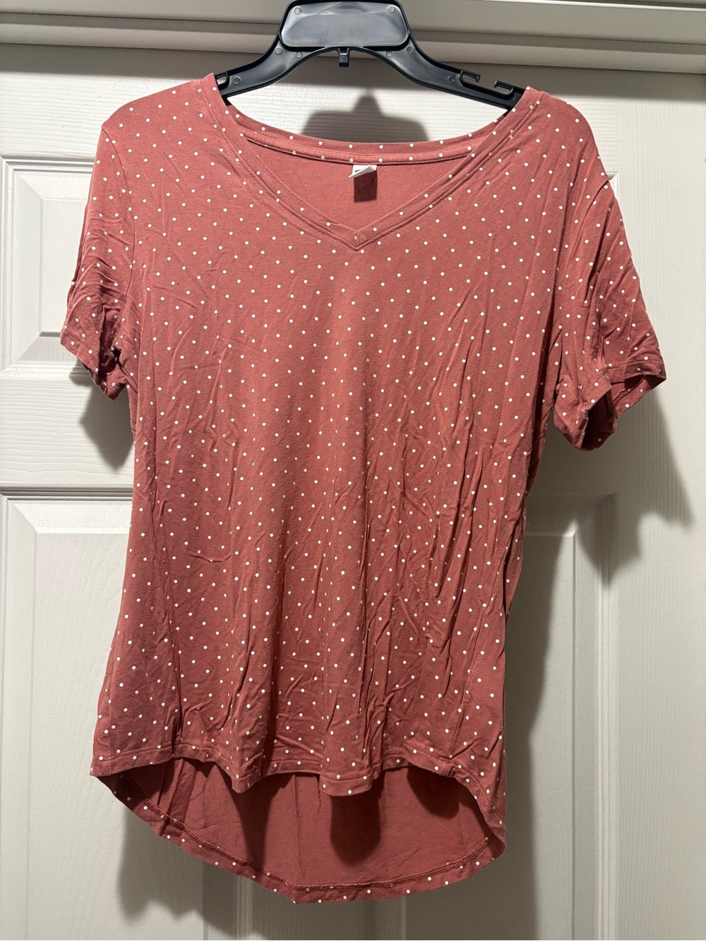Old Navy Dusty Rose Polka Dot V‑Neck Short Sleeve Tee